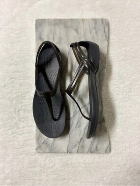 CROCS Isabella T-Strap Sandals Size 8 Black Open Toe Womens Shoes